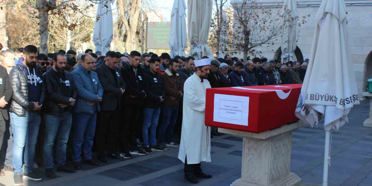 Evinde hayatını kaybeden emekli Astsubay toprağa verildi