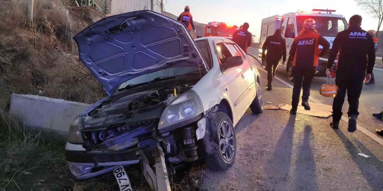 Otomobil yoldan çıkıp bariyere çarptı: 4 yaralı