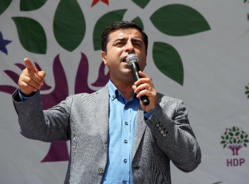 Demirtaş: “Davutoğlu, Kendi Kendini Yok Etme Kampanyası Yürütüyor”