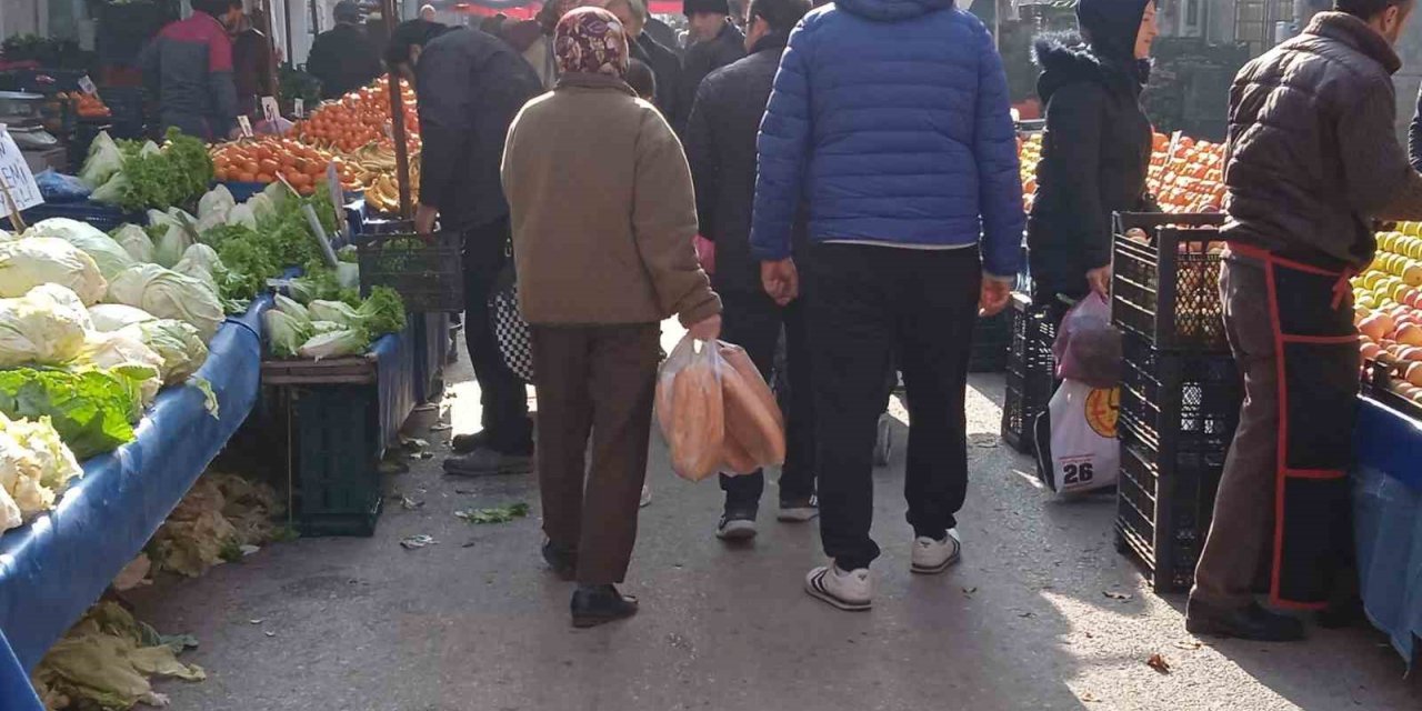 Semt pazarında yeni yıl yoğunluğu