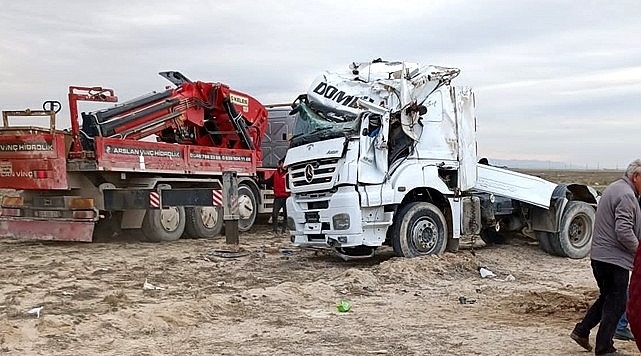 Eskilli tır sürücüsü Yeşiltömek'te kaza yaptı