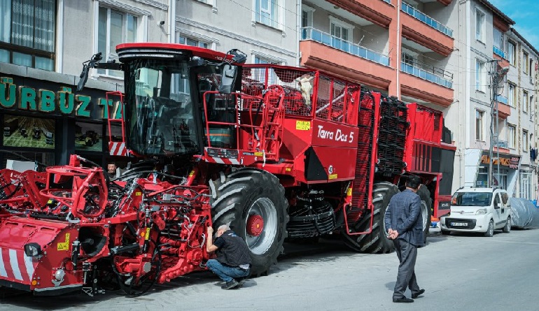 Karapınarlı çiftçi dev hasat makinesini satın aldı! Fiyatı 25 milyon TL