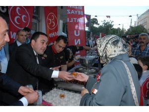 MHP Lokma Tatlısı Dağıttı