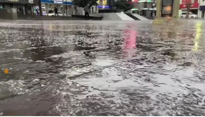 Aksaray'da sağnak yağmur ve dolu hayatı olumsuz şekilde etkiledi