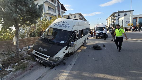 Eskil’de Mevsimlik İşçileri Taşıyan Minibüs Kaza Yaptı: 7 Yaralı