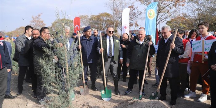 Aksaray Üniversitesi 2 bin 500 fidanı toprakla buluşturdu