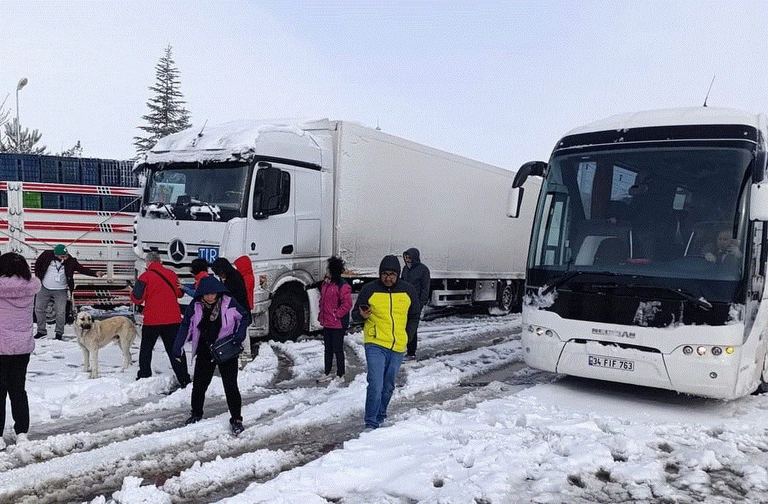 Aksaray; Konya ve Nevşehir yolları trafiğe kapatıldı