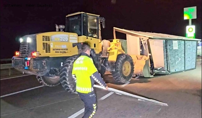 Allah korudu! Sultanhanı'nda tırın dorsesindeki 2 konteyneri yola savurdu