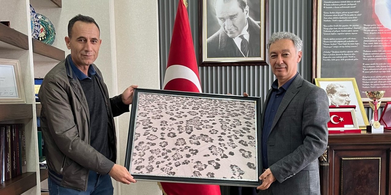 Başkan Zavlak, Kadir Altan'a Teşekkür Plaketi Takdim Etti