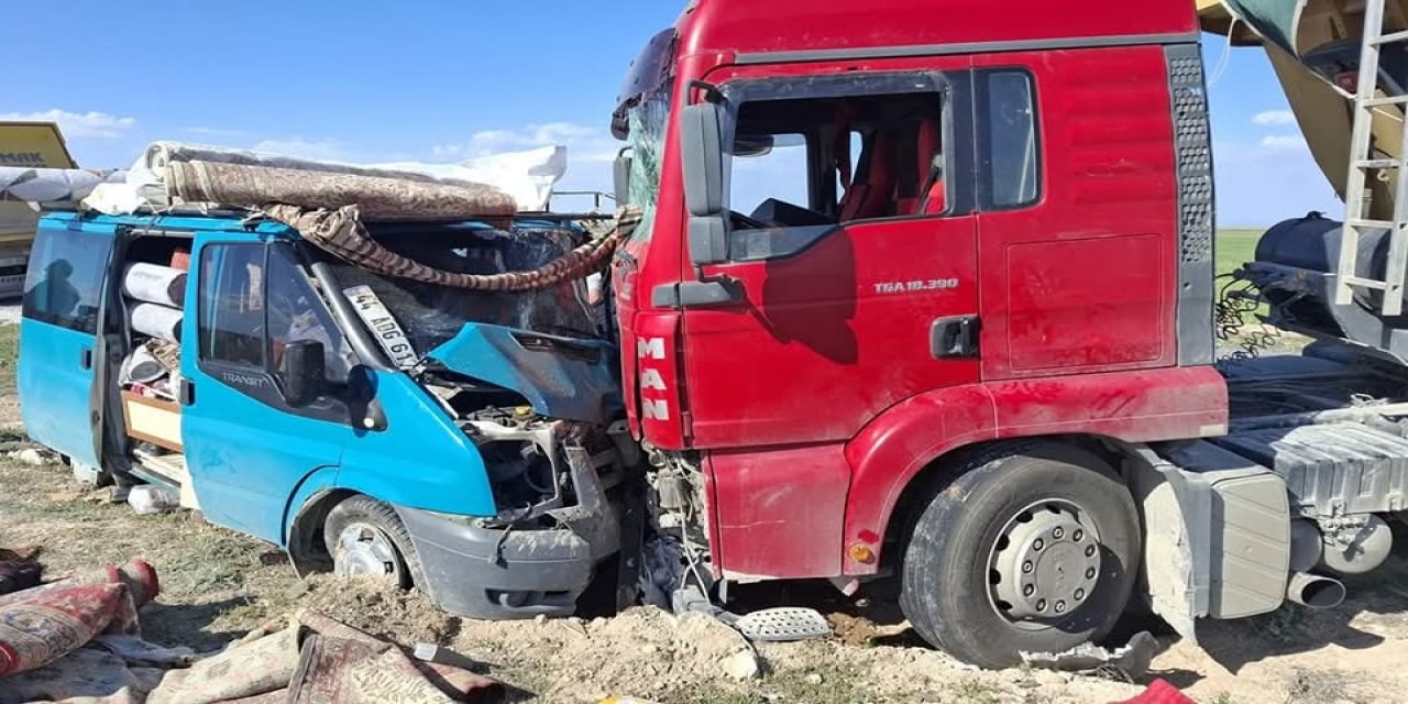 Eskil Koçlar ile Cihanbeyli Maşat arasında tır ve minibüs çarpıştı: Yaralılar var