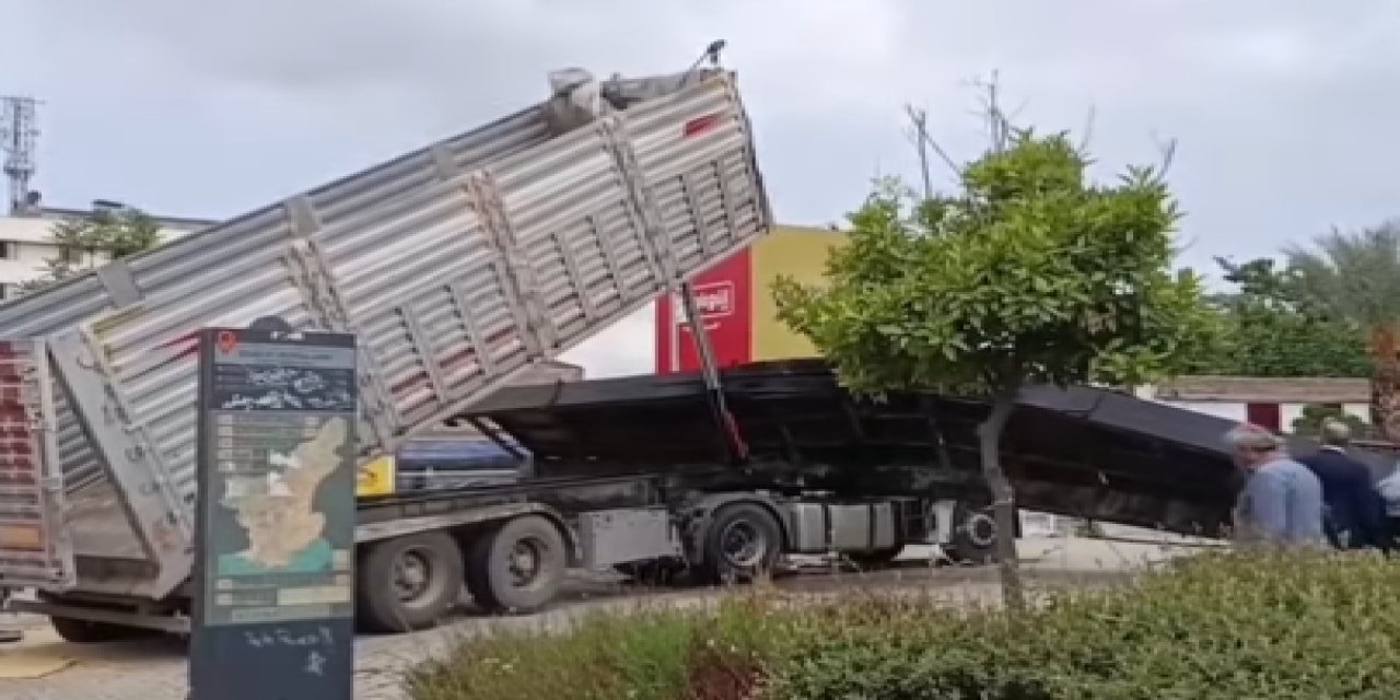 Adana'da tır üst geçidi yıktı, kazada yaralanma yok