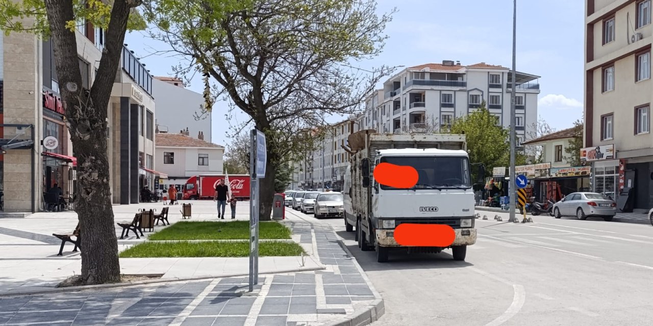 Eskil'de Trafik Güvenliği Alarmı: Kavşaklara Acil Park Yasağı Çağrısı!