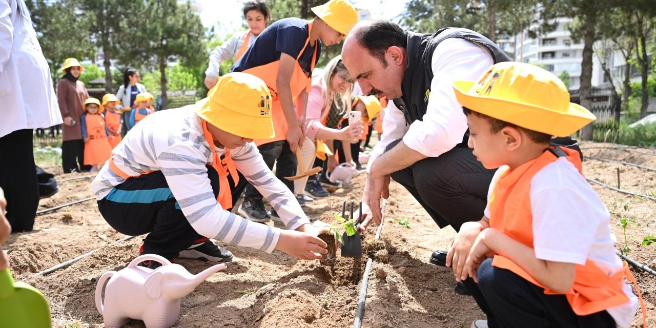 Altay Özel Öğrencilerle Birlikte Fide Dikti: “Tarım Herkes İçin”