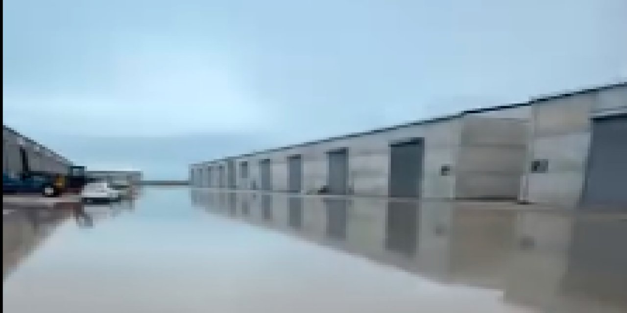 Eskil Ticaret Borsası Sular Altında! Daha harcı bile kurumayan binada bu nasıl iş?