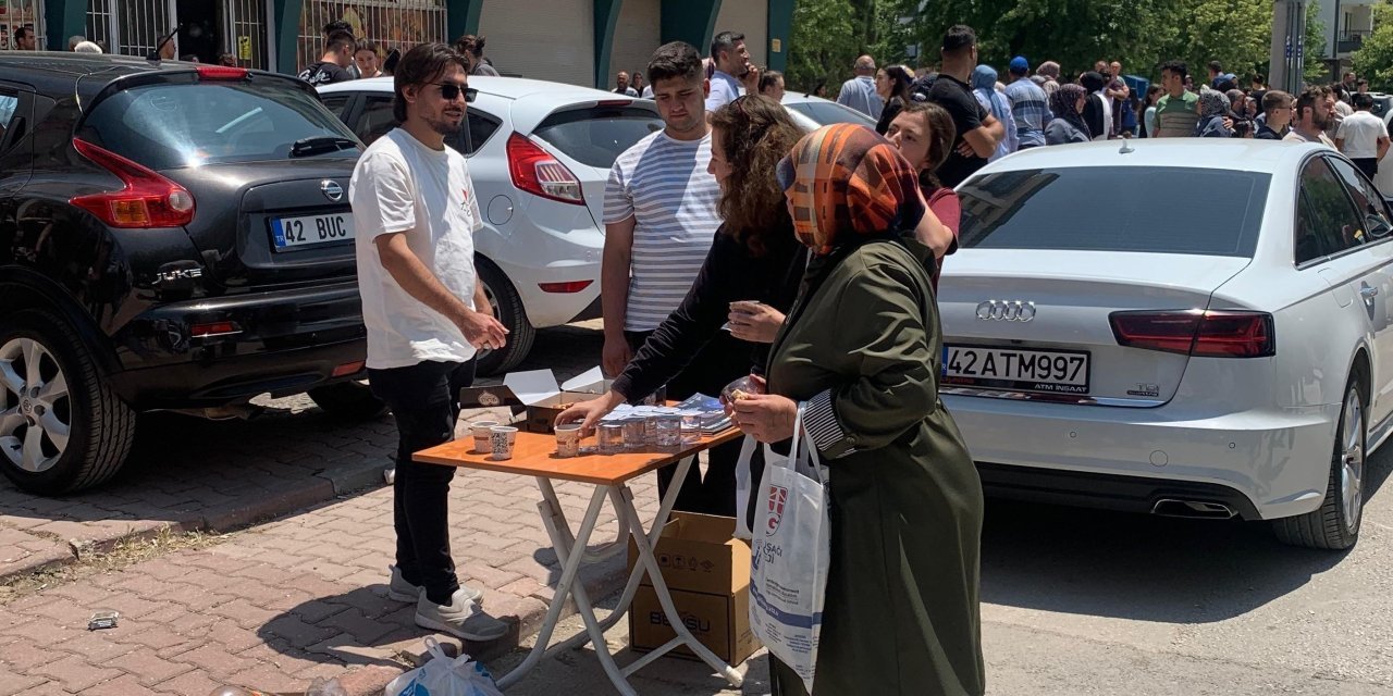 Saadet Partili Gençlerden YKS Velilerine İkram Desteği