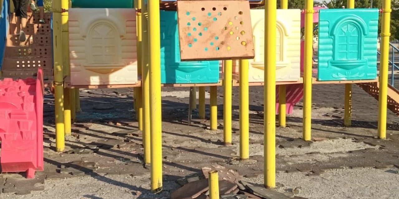 Eskil'deki Bu Çocuk Oyun Parkının Onarılması İçin Kaç Başkan Değişmeli?
