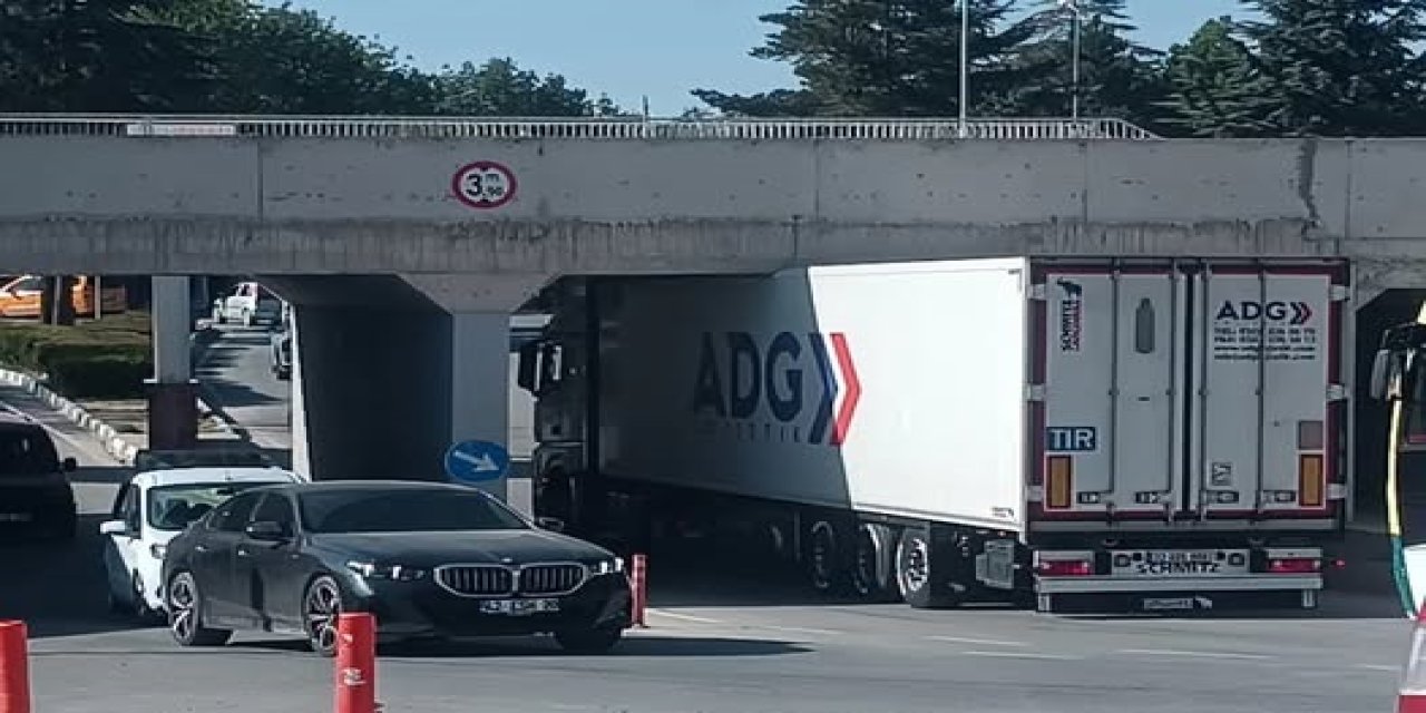 Alt Geçitte TIR Sıkıştı: Trafik Kısa Süreliğine Durduruldu