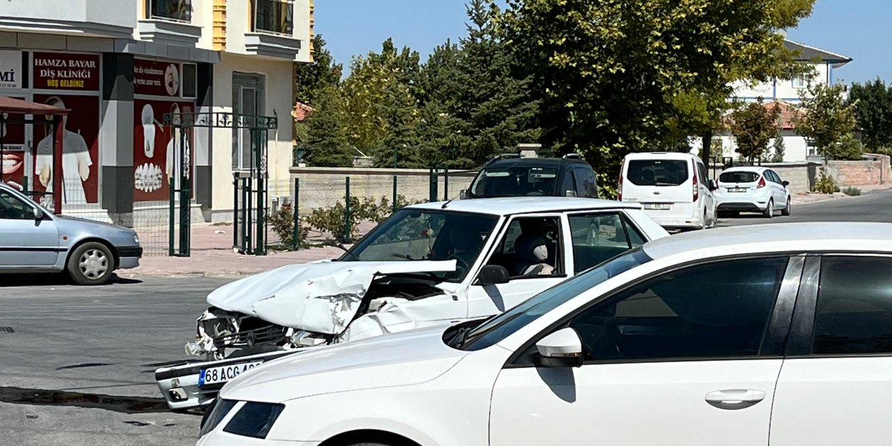 Eskil Devlet Hastanesi Kavşağında Trafik Kazası: Yaralılar Hastaneye Kaldırıldı