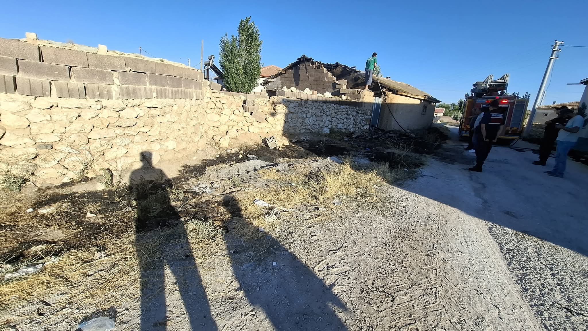 Eskil'de Korkutan Çardak Yangını: İtfaiye Zamanında Müdahale Etti