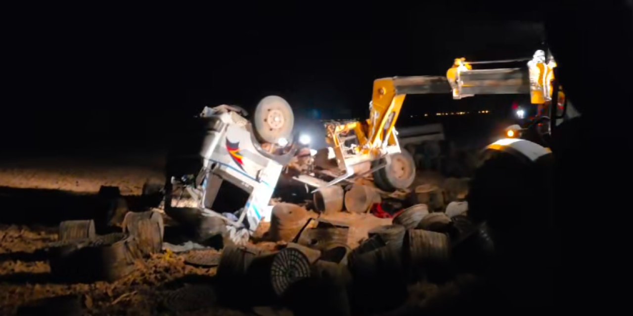 Eskil’de Kaza: Kamyonet Şarampole Devrildi, 2 Kişi Yaralandı