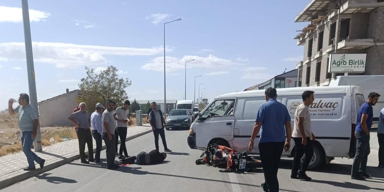 Eskil’de Minibüsle Motosiklet Çarpıştı: Kask Hayatı Kurtardı