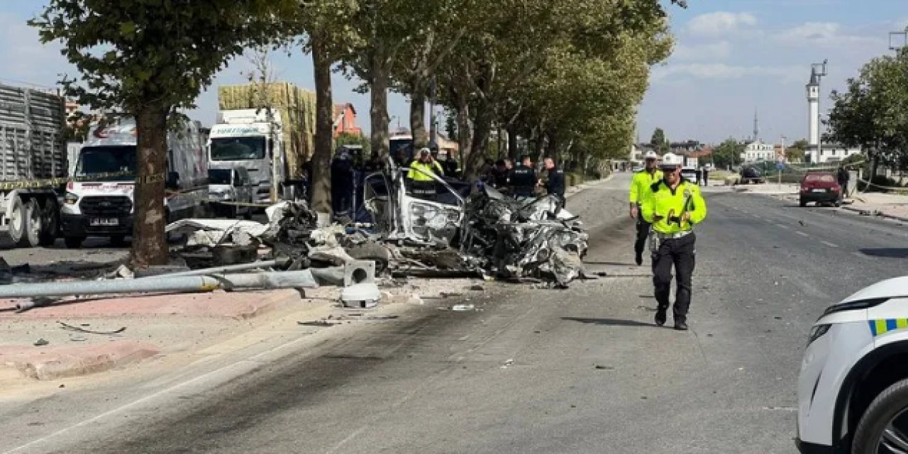 Konya'da Kırmızı Işıktaki Araca Çarpan Otomobil Kazaya Neden Oldu: 1 Ölü, 1 Yaralı