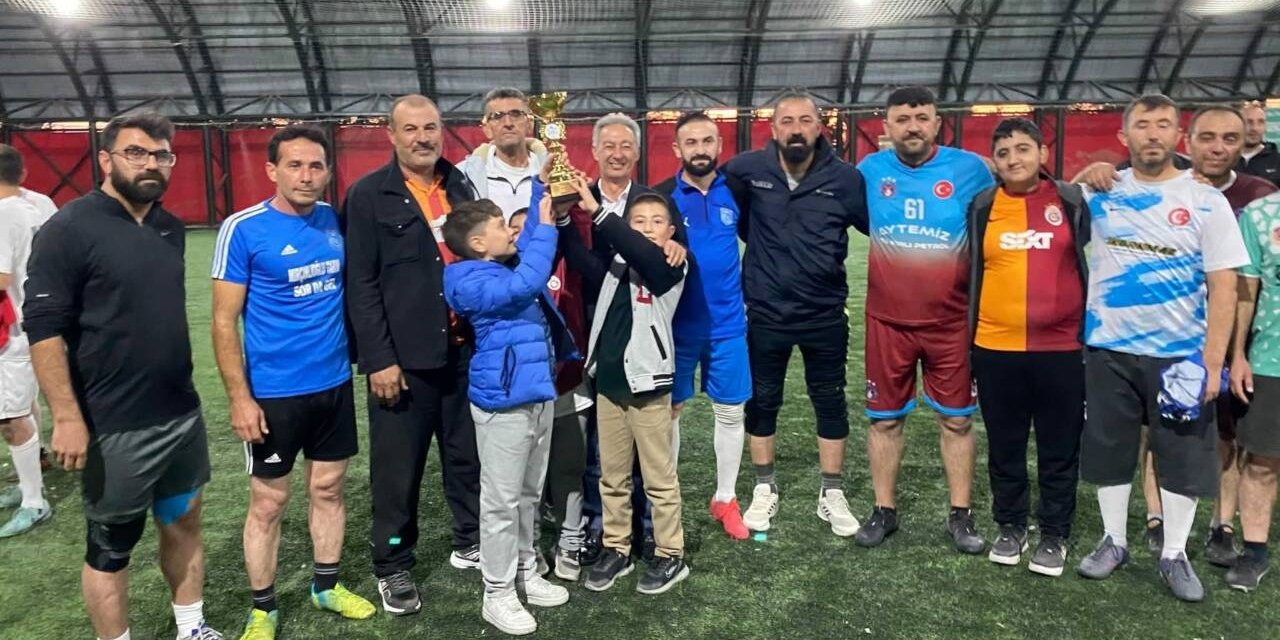 Çadırbahçe Spor Şampiyonluk Kupasını Kaldırdı
