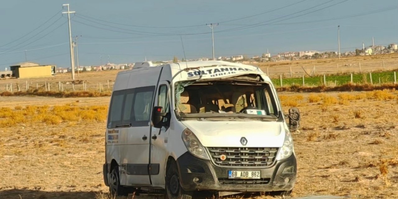 Sultanhanı-BOTAŞ Yolunda Servis Minibüsü Takla Attı
