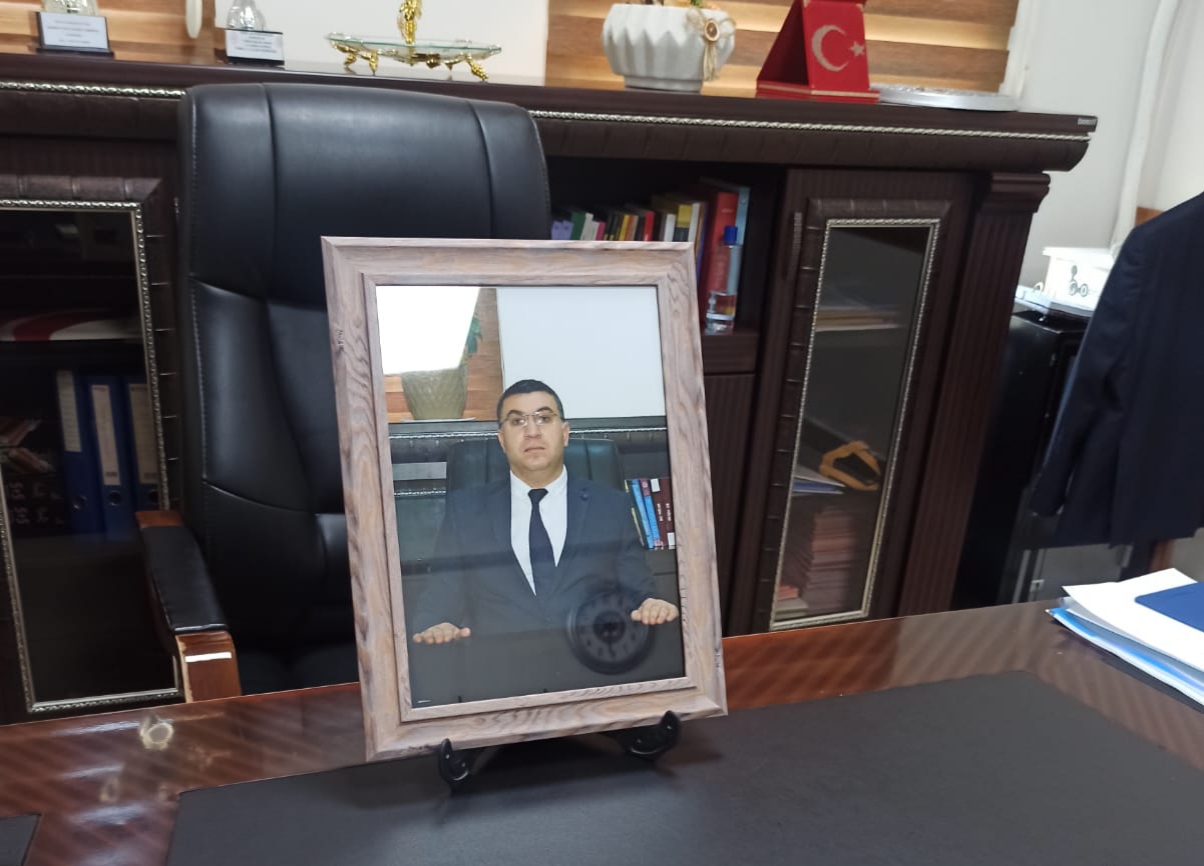 Eskil’de Öğretmenler, İbrahim Kılıçer’in Masasına Karanfil Bırakacak