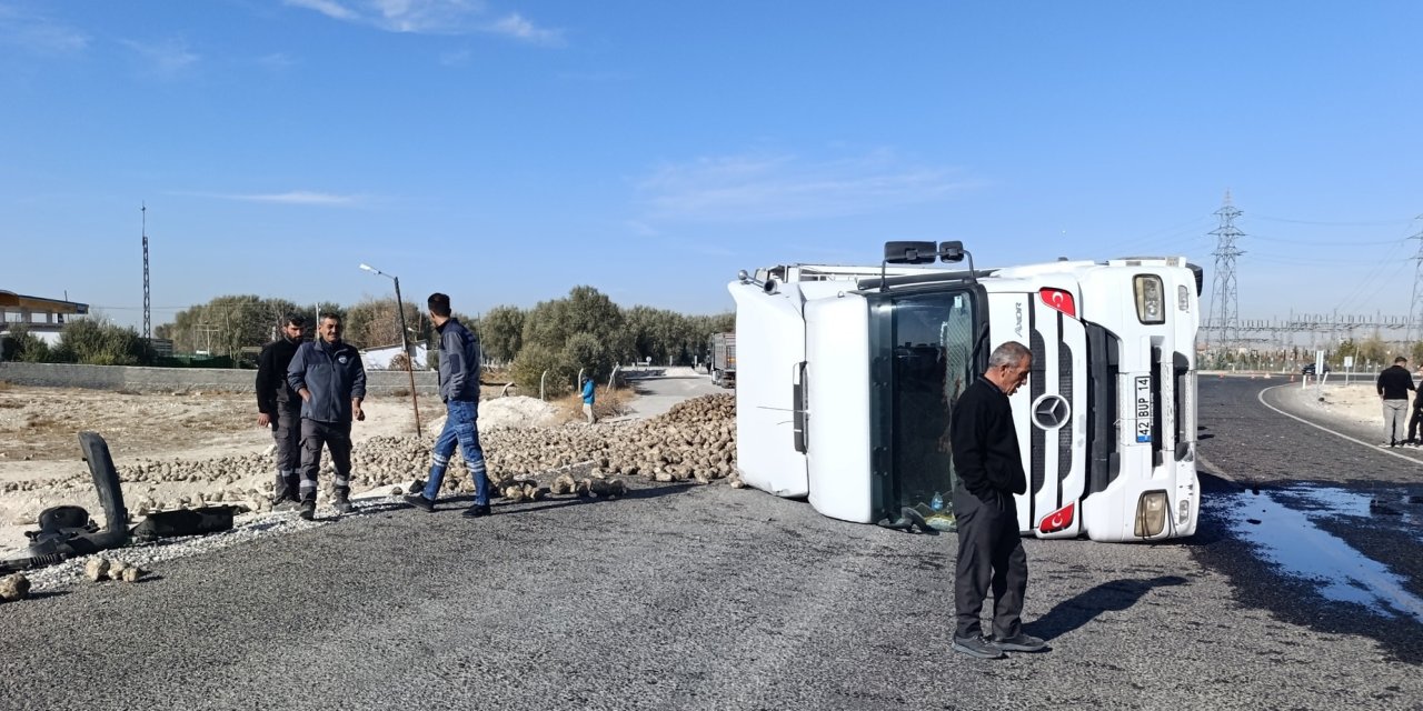 Karapınar'da Kaza: Pancar Yüklü Kamyon Devrildi