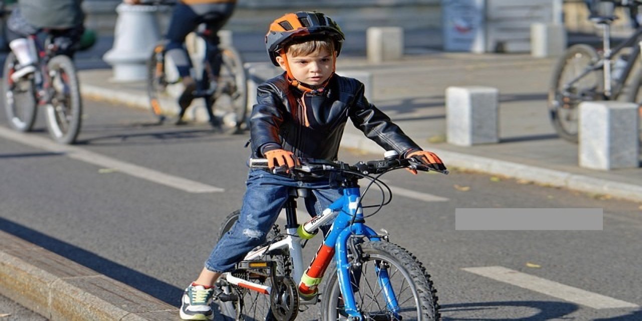 Eskil Trafiğinde Tehlike Alarmı: Sürücüler Kornaya Basarken Çocukların Hayatı Riski Altında