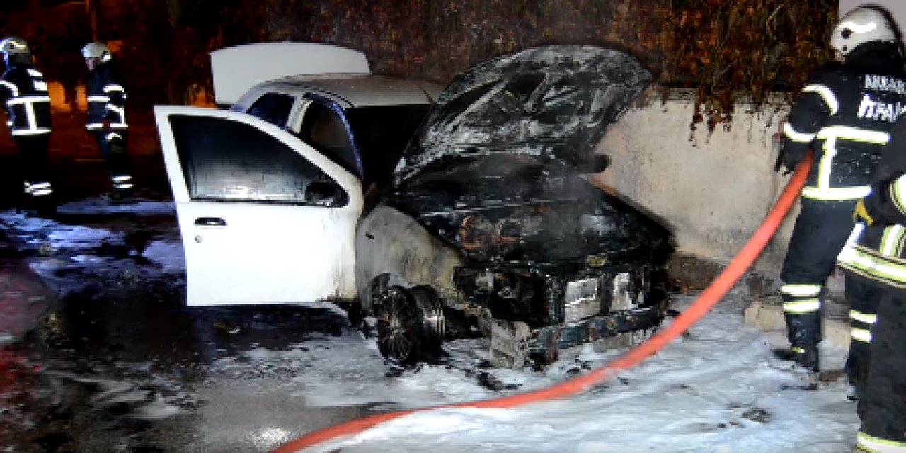 Aksaray'da Park Halindeki Araç Alev Aldı; Sahibi Patlama Sesleri İle Uyandı!