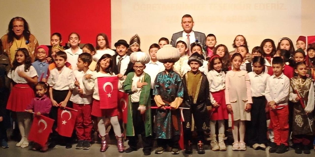 “Geleceğin Umutları” Tiyatro Gösterisi Ayakta Alkışlandı