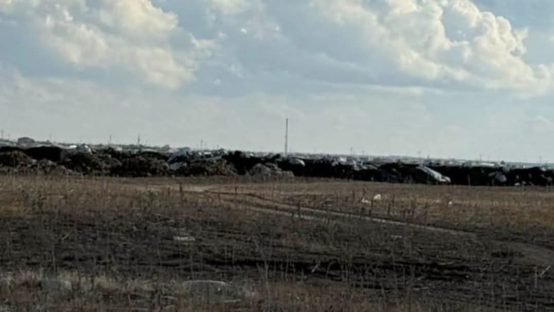 Eskil'de Bu da Oldu! Bir Yanı Bahar Bahçe, Bir Yanı Çöplük!