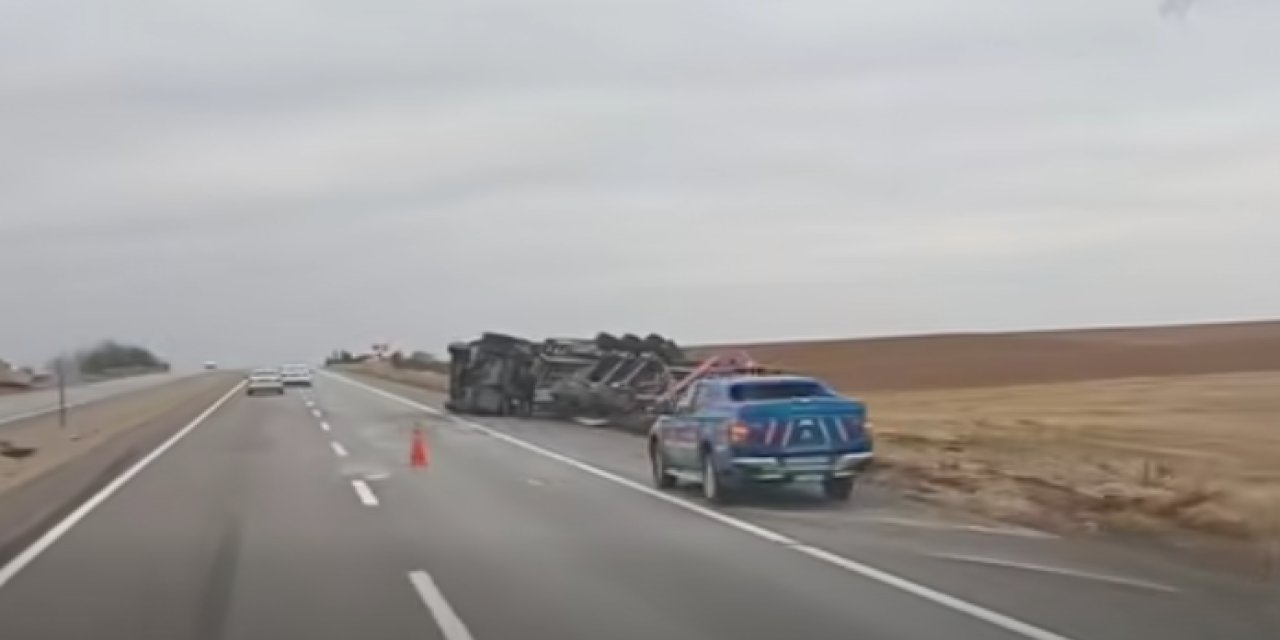 Konya–Afyonkarahisar D300 Karayolu’nda TIR Devrildi