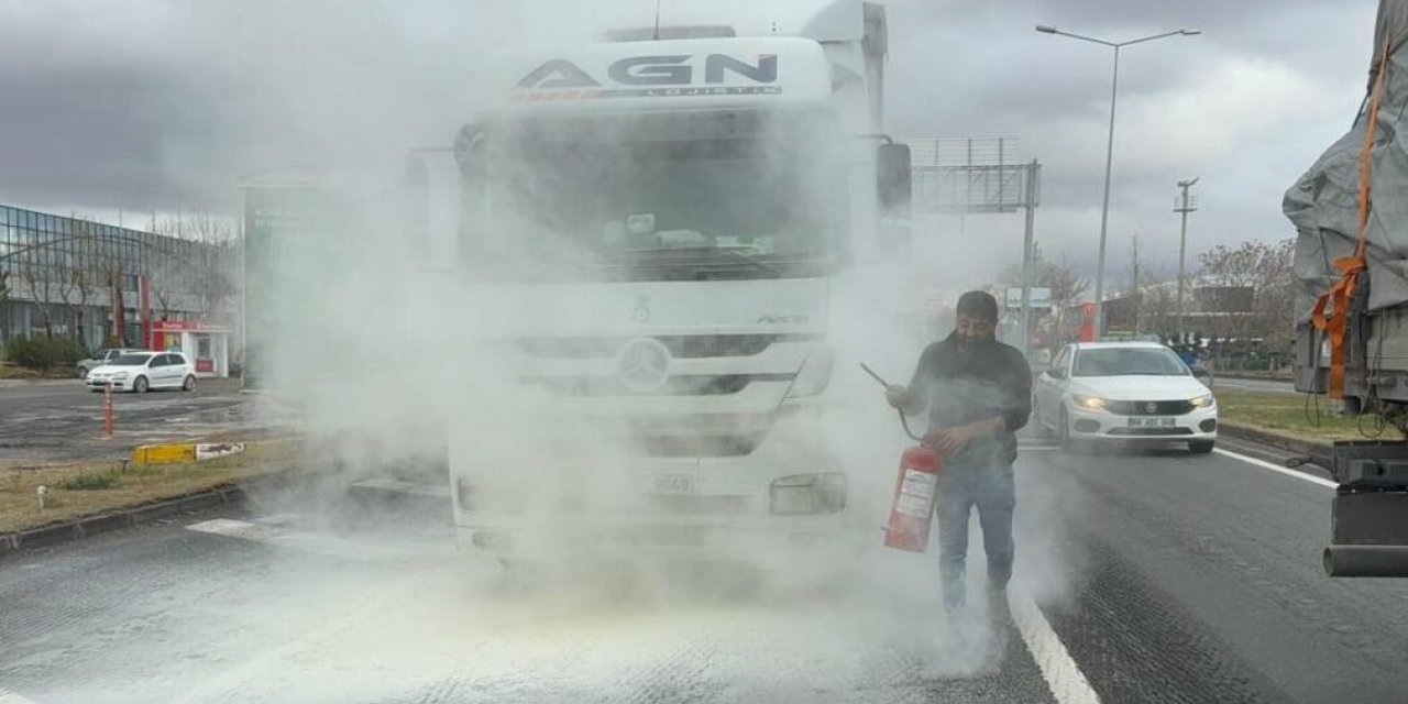 Aksaray'da tırın motoru alev aldı: Sürücü yangın tüpüyle müdahale etti