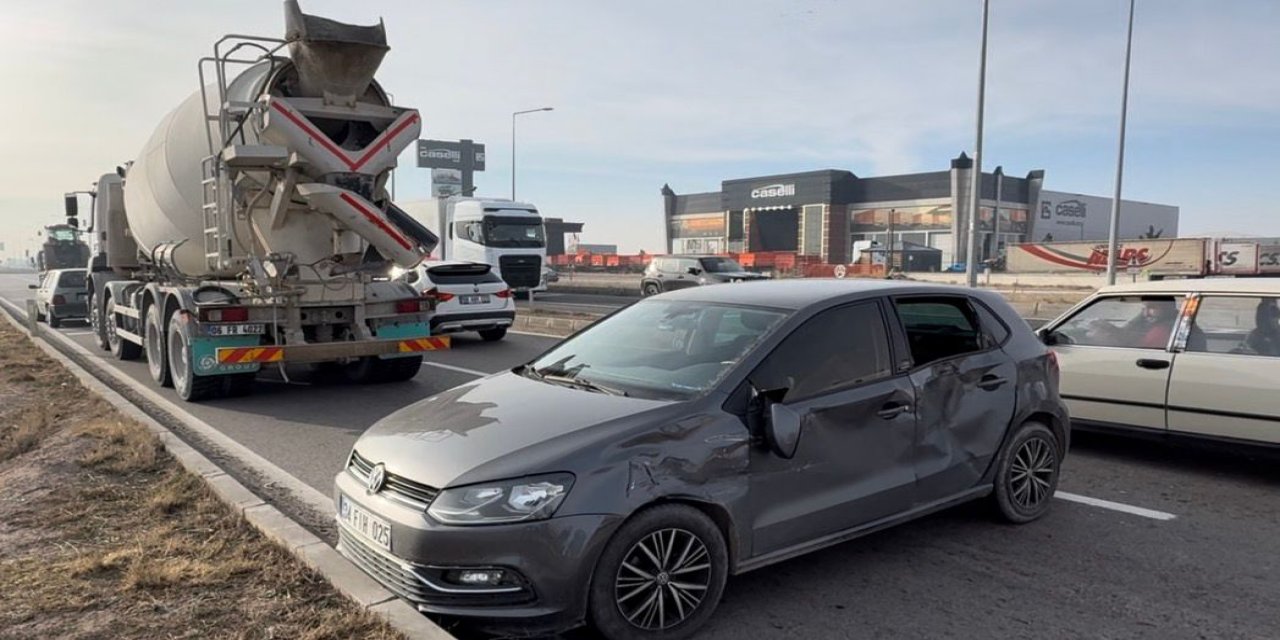 Aksaray'da Mikser Kamyonu Otomobili Metrelerce Sürükledi, 1 Yaralı
