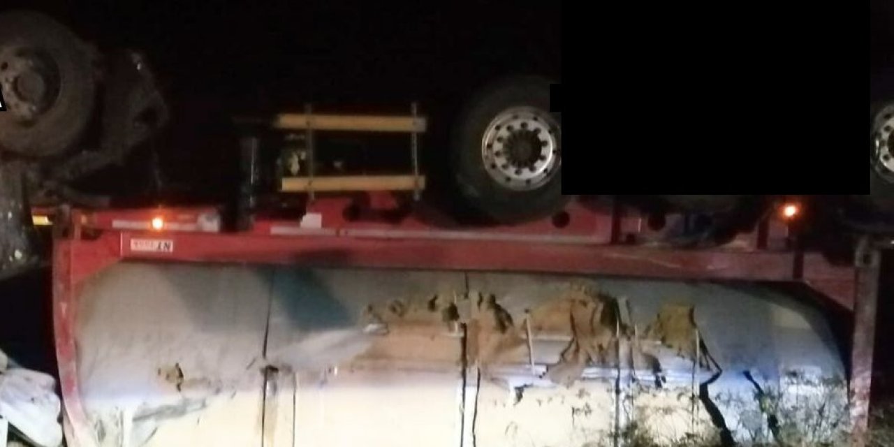 Aksaray'da TIR Devrildi: Sürücü Yaralı