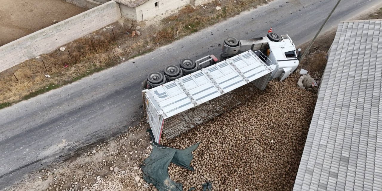 Pancar Yüklü Tır Devrildi: Köylüler Yolun Köy Dışına Alınmasını İstiyor
