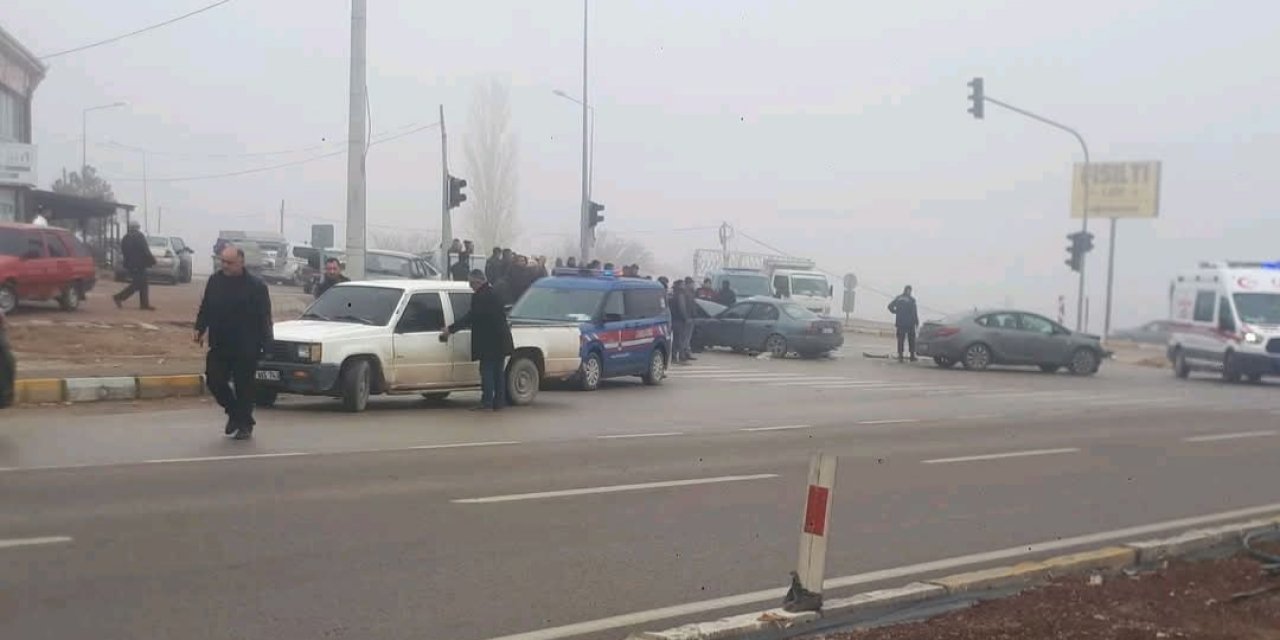 Başlık: Eşmekaya Kavşağında İki Otomobil Çarpıştı: 1 Yaralı