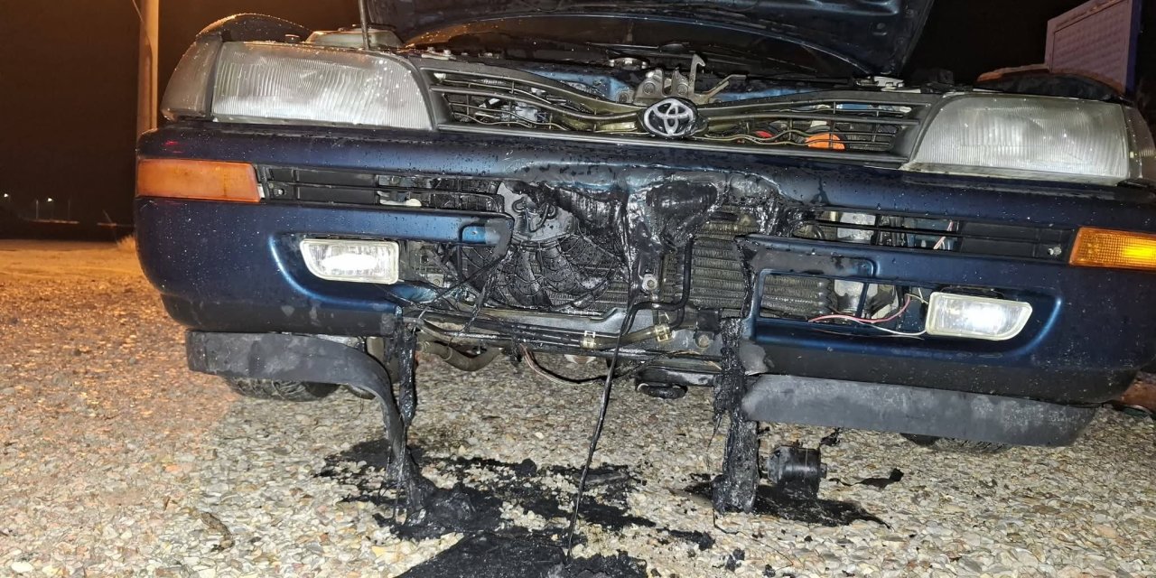 Eskil’de Seyir Halindeki Araçta Yangın Çıktı: İtfaiye Anında Müdahale Etti