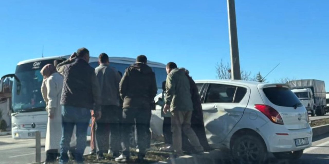 Ilgın’da Trafik Kazası: Otogar Çıkışında Otomobil Yoldan Çıktı