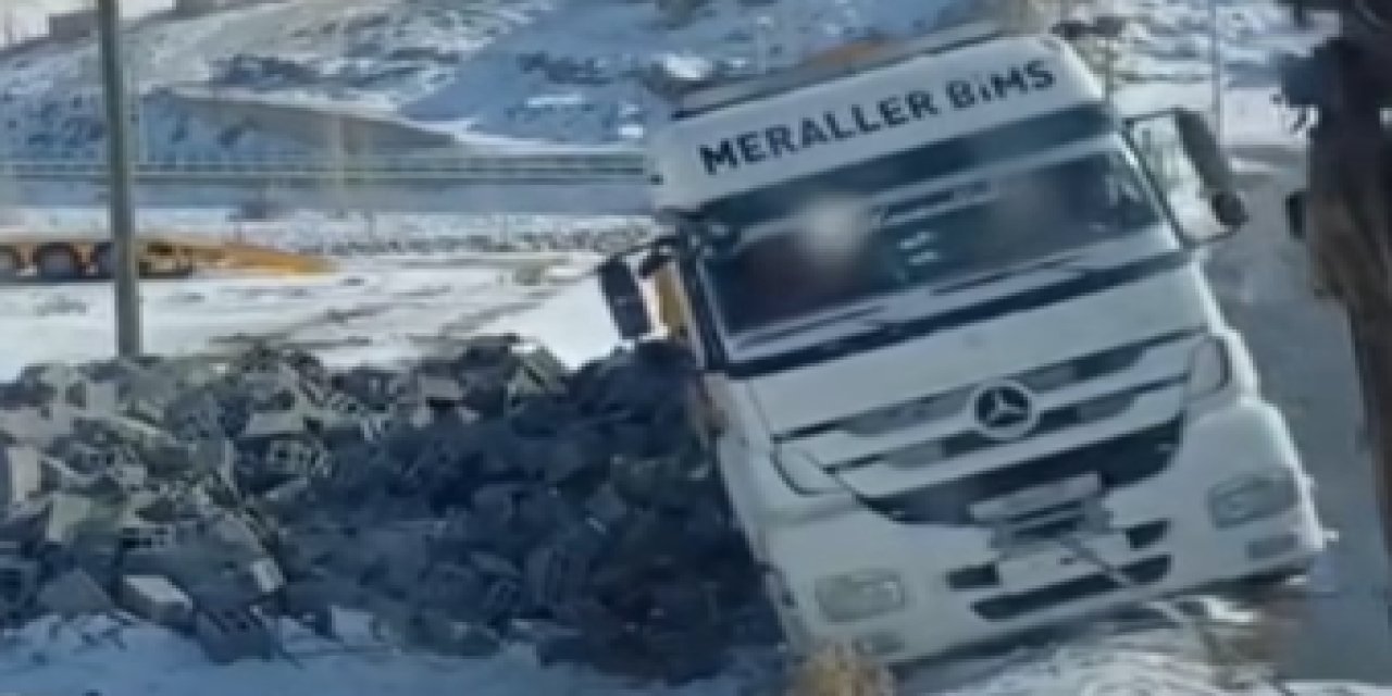 Eskilli Tır Şoförünün Kullandığı Bims Yüklü Tır Kar Nedeniyle Rampada Kaldı