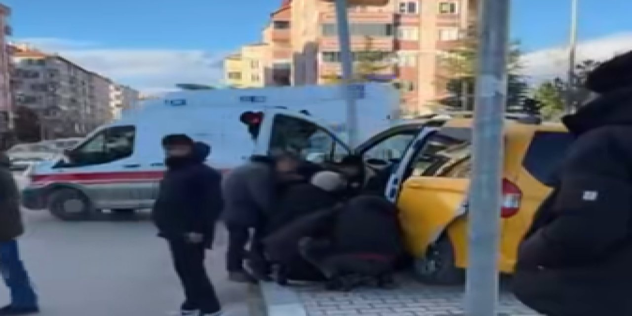 Ereğli’de Taksi Orta Refüje Çarptı: Sürücü Hastaneye Kaldırıldı