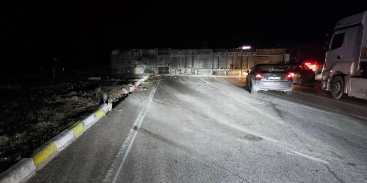 Cihanbeyli-Kulu Yolunda Tır Kazası: Sürücü Ağır Yaralı