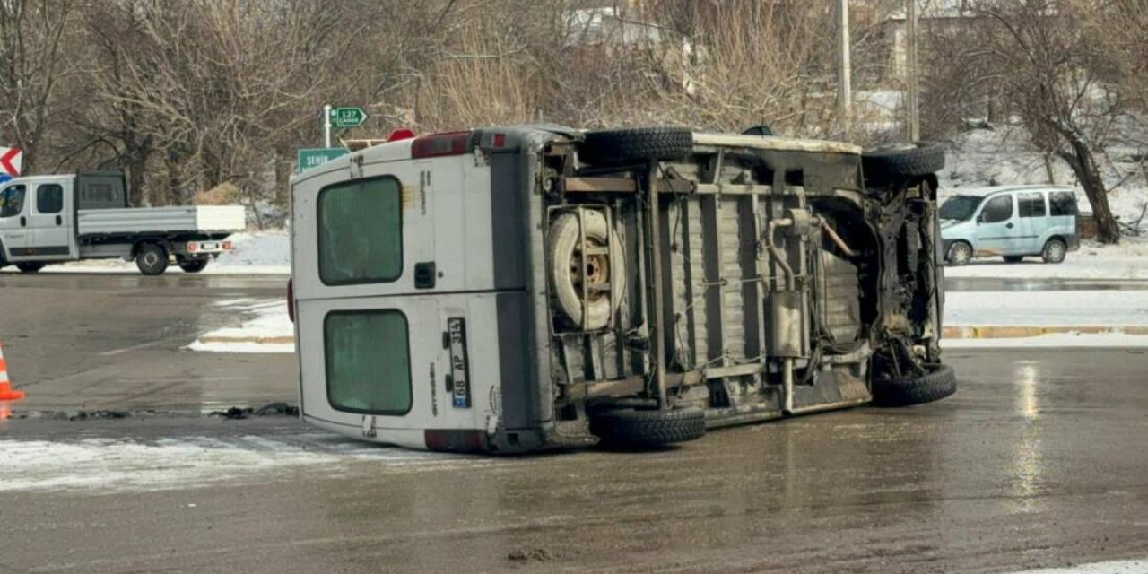 Aksaray’da Trafik Kazası: Minibüs Yan Yattı, Facia Kıl Payı Atlatıldı