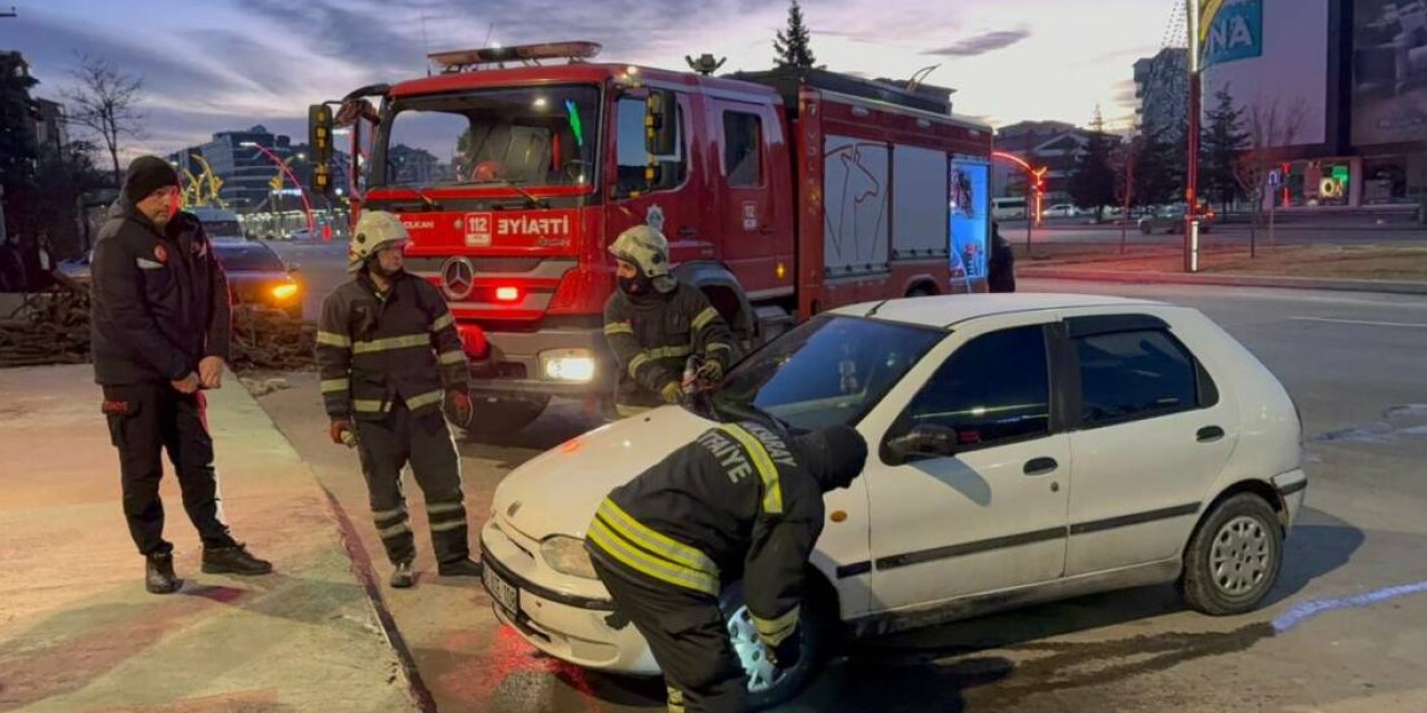 Aksaray'da Park Halindeki Otomobil Alev Aldı! Paniğe Neden Oldu