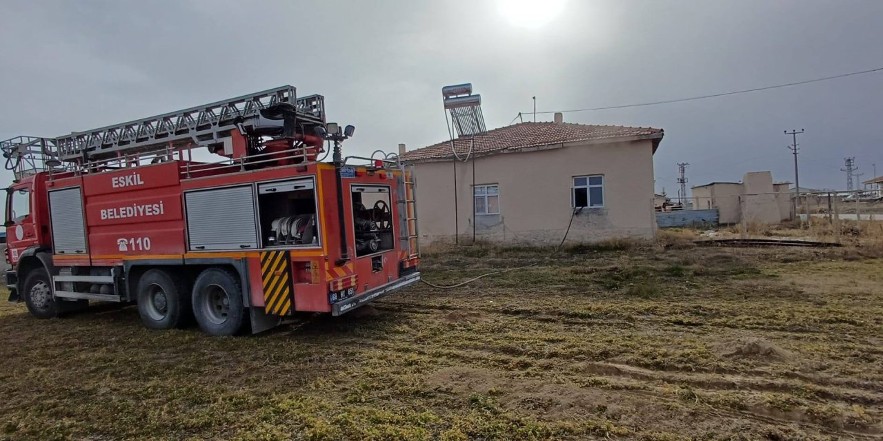 Eskil’de Ev Yangını: Mutfak Bölümünde Elektronik Cihaz Kaynaklı Yangın Çıktı