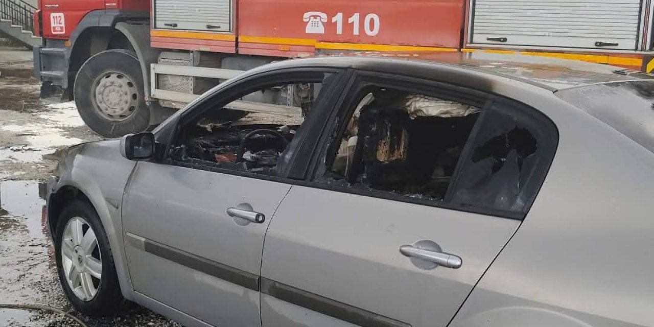 Eskil’de Otomobil Yangını: Araç Kullanılamaz Hale Geldi
