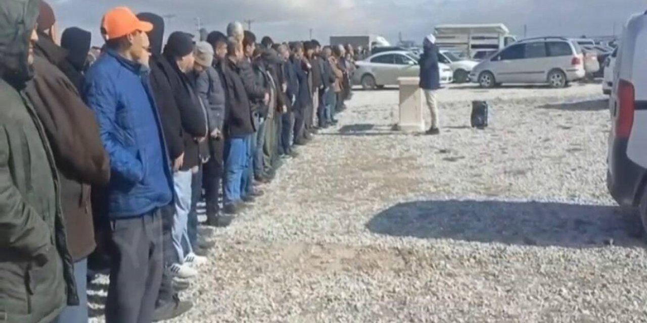 Eskil'de Babaya Son Görev! Cenaze Namazını Uzman Çavuş Oğlu Kıldırdı